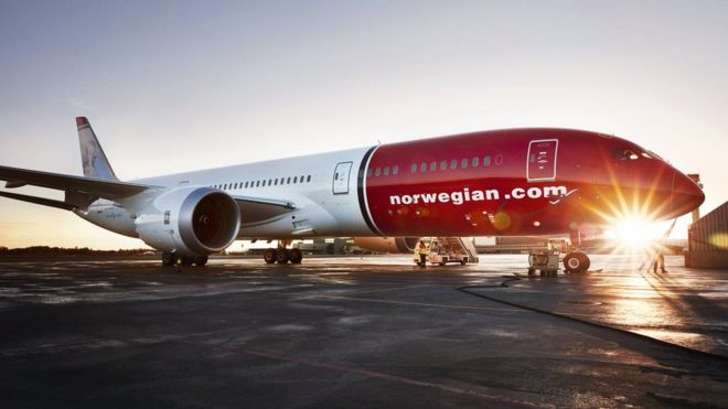 Norwegian utiliza aviones Boeing 787 Dreamliner que son más modernos y consumen menos combustible por pasajero que otros modelos.