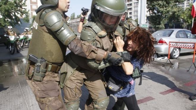 Чилийская полиция задерживает женщину во время протеста против визита Папы Франциска в Сантьяго. Фото: 16 января 2018 г.