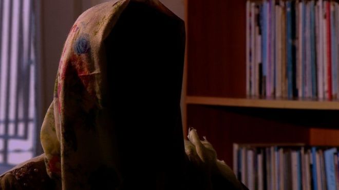 அரசாங்கத்தின் மூத்த அமைச்சர் ஒருவர் தன்னை பாலியல் உறவில் ஈடுபடுமாறு வற்புறுத்தியதாகக் கூறுகிறார் இந்த முன்னாள் அரசு அதிகாரி