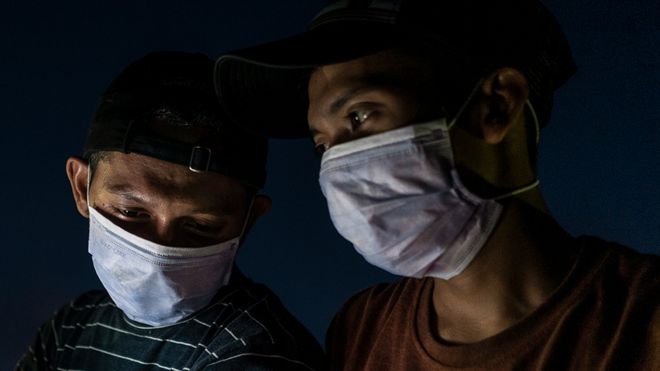 Двое мужчин в масках в Ачехе