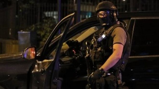 Сортудник спецслужб проверяет автомобиль в Лондоне