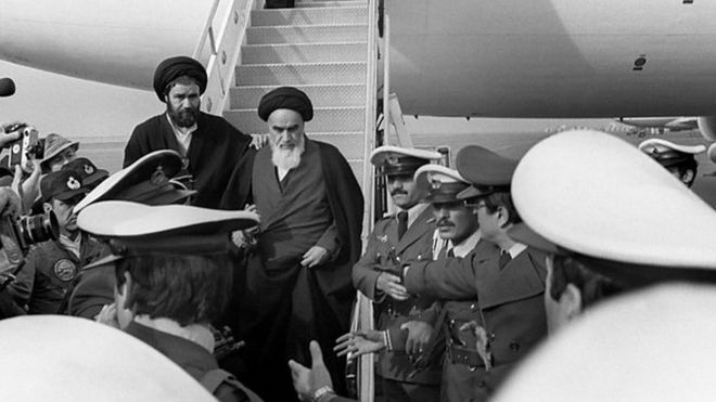الإمام الخميني ينزل من الطائرة في طهران في الأول من شهر فبراير/شباط عام 1979