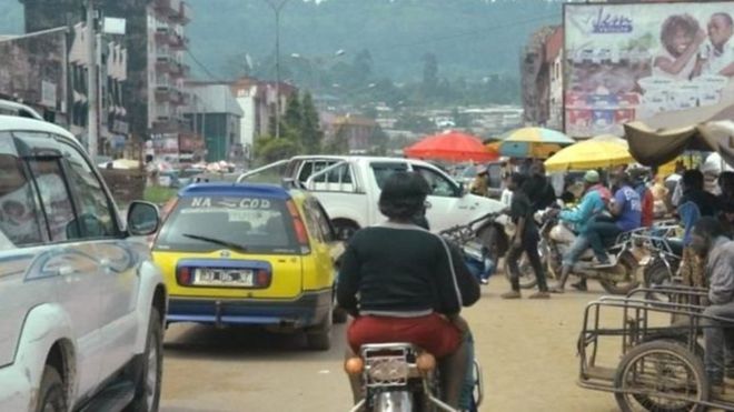 A Bamenda, dans le nord-ouest du Cameroun, le couvre-feu instauré la semaine dernière ralentit l'activité économique dans cette ville anglophone, épicentre de la crise.