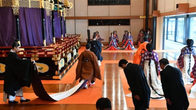 Naruhito deja la sala de estado (Matsu-no-Ma) del Palacio Imperial de Tokio.
