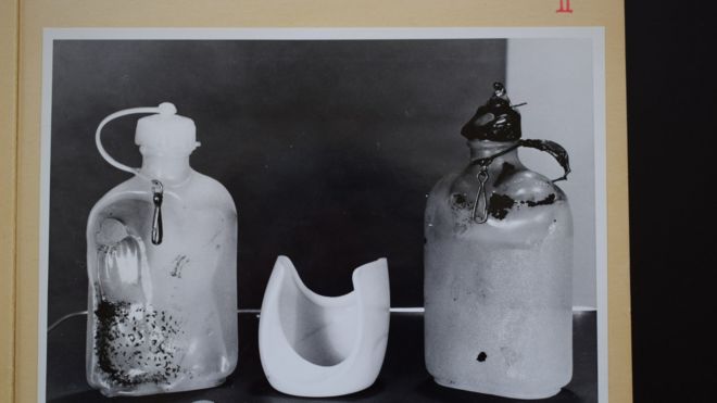 Полицейское фото из государственного архива Бергена, показывающее две бутылки, найденные возле тела женщины