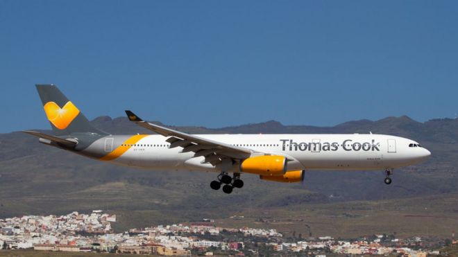 Авиакомпания Thomas Cook Airlines Scandinavia Airbus 330-300 приземляется в аэропорту Лас-Пальмас на Гран-Канарии