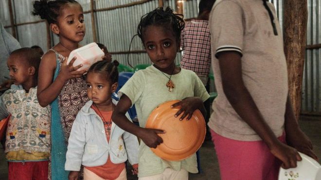 Abana, bahunze imirwano i Tigray, bari ku murongo i Mekelle ngo bahabwe ifunguro rya mu gitondo