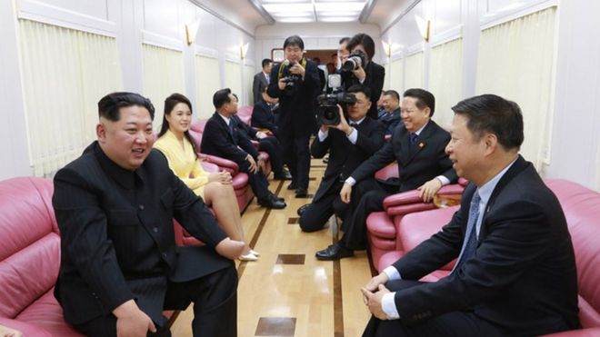 Ким Чен Ын и его жена Ри Сол-жу встречаются с официальными лицами на борту поезда лидера Северной Кореи