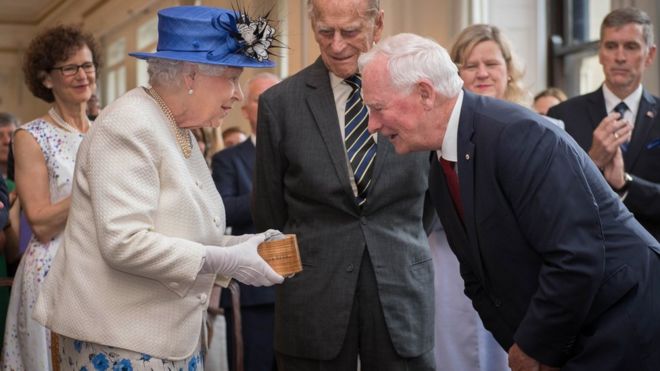 Британская королева Елизавета II в сопровождении британского принца Филиппа, герцога Эдинбургского, приветствует генерал-губернатора Канады Дэвида Джонстона во время визита в Канадский дом в центре Лондона
