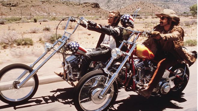 Деннис Хоппер и Питер Фонда катаются на Harley-Davidson в кадре из фильма «Беспечный ездок».