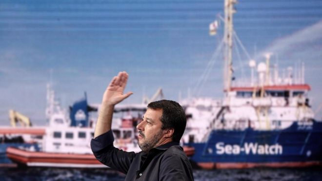 Маттео Сальвини обсуждает дело Sea-Watch 3 по телевизору - 27 июня 2019 года