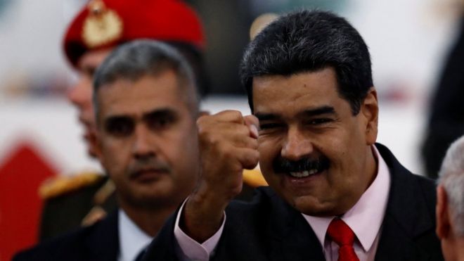 Николас Мадуро жестикулирует, уходя после получения справки, подтверждающей его победу на воскресных выборах в Каракасе, 22 мая