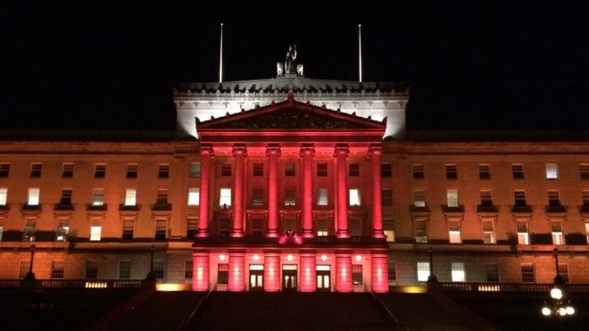 Здания Парламента освещаются красным цветом в День перемирия