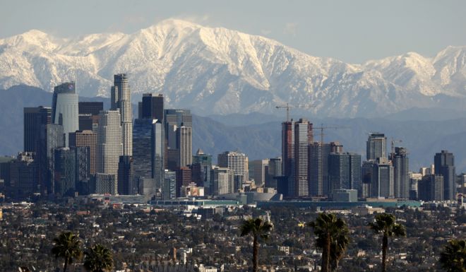 Горы Сан-Габриэль - снежный фон в центре Лос-Анджелеса 6 февраля