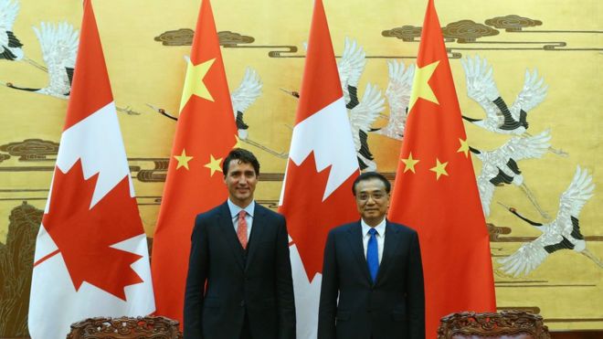 Премьер-министр Китая Ли Кэцян (справа) и премьер-министр Канады Джастин Трюдо (слева) на церемонии подписания