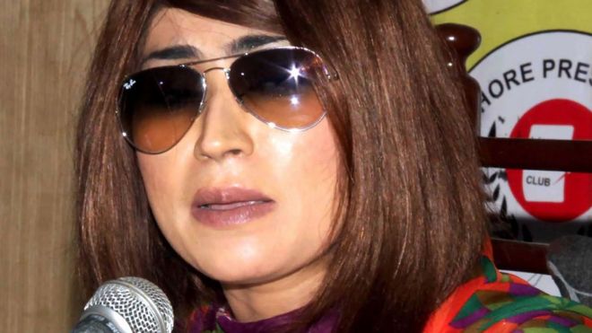Квандель Белуд на пресс-конференции в Лахоре, за несколько недель до того, как ее убили