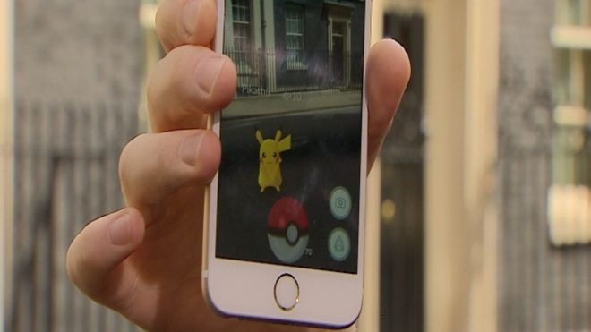 英首相官邸前にもピカチュウ　ポケモンGO大人気