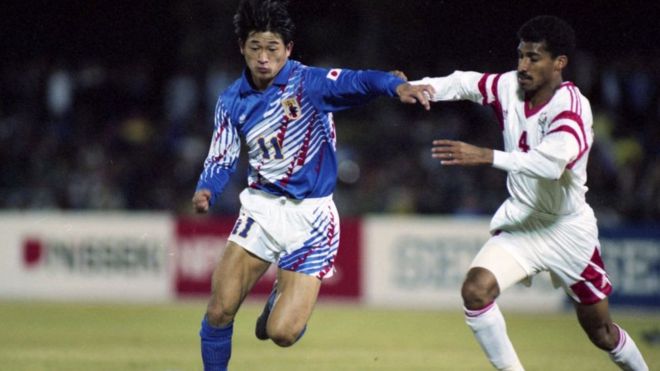 Миура играет за Японию против ОАЭ в Кубке Азии 1992 года, турнире, который Япония выиграла