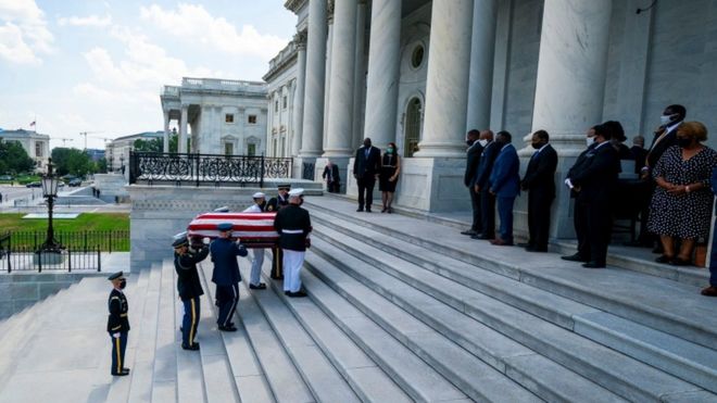 Шкатулка представителя США из Джорджии Джона Льюиса прибывает во время церемонии, предшествующей возложению в ротонде Капитолия США в Вашингтоне, округ Колумбия