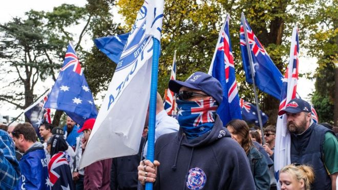 Члены праворадикальной националистической группы True Blue Crew проводят митинг в Мельбурне 2017 года