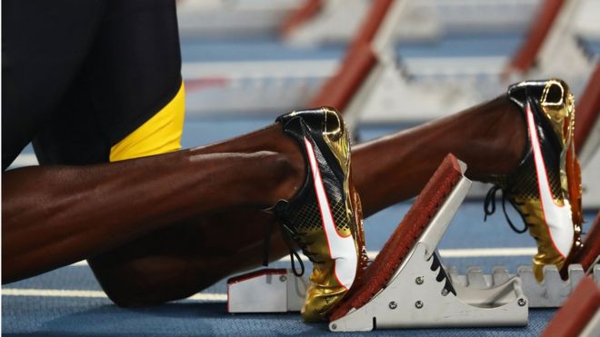 Piernas de Usain Bolt en la línea de partida