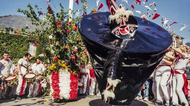 Straw Bear Festival returns to Whittlesey streets after Covid hiatus - BBC  News