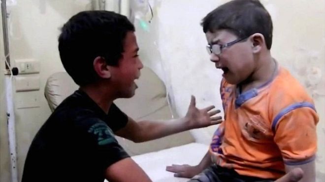Qays y Hamza lloran al enterarse de que su amigo Hasan murió.