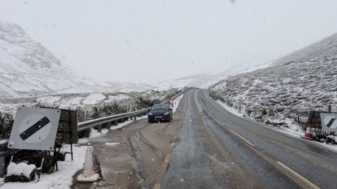 A470 на улице Bwlch yr Oerddrws между Динасом Моддви и Долгеллау покрыт снегом