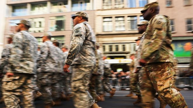 Военнослужащие армии США проходят на крупнейшем в стране параде ветеранов в Нью-Йорке 11 ноября 2016 года в Нью-Йорке.