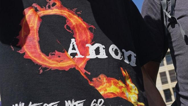Футболка "QAnon" протестующего в Берлине