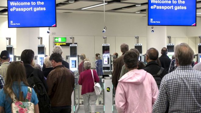 Ворота электронного паспорта в аэропорту Гатвик