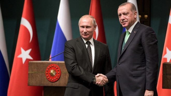 Президент Турции Реджеп Тайип Эрдоган (справа) обменивается рукопожатием с президентом России Владимиром Путиным после их совместной пресс-конференции в Президентском комплексе в Анкаре 11 декабря 2017 года