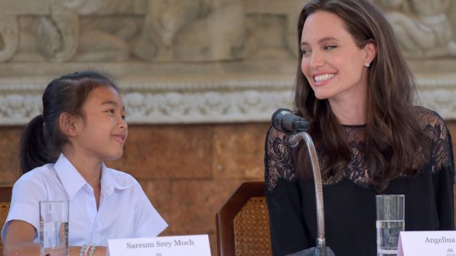 Анджелина Джоли с камбоджийской детской актрисой Сареум Срей Мох во время пресс-конференции Netflix в Сиемреапе
