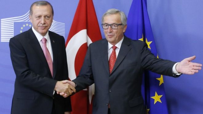 Президент Европейской комиссии Жан-Клод Юнкер (справа) приветствует президента Турции Реджепа Тайипа Эрдогана в Комиссии ЕС в Брюсселе, Бельгия, 5 октября 2015 года.