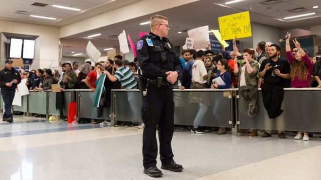 Протестующие в международном аэропорту Даллас / Форт-Уэрт