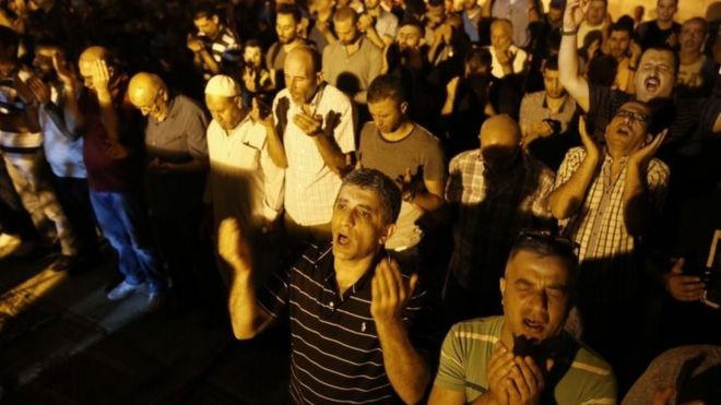 Palestinian Muslim worshippers pray outside Jerusalem's Old City on 25 July 2017