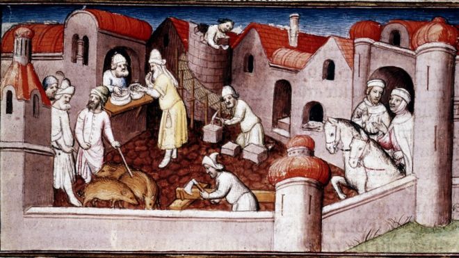 Сцена из Книги Чудес Марко Поло, начало 15-го века, на которой изображены торговцы, входящие в город-крепость, каменщик и плотник за работой, лавочник, обслуживающий клиента, и мужчины, ведущие свиней