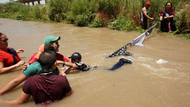 Гондурас, ищущие убежища, пересекают реку Рио-Браво