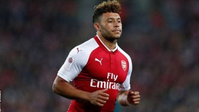 Kiungo wa kati wa Arsenal Alex Oxlade Chamberlain amekataa uhamisho wa Chelsea baada ya klabu hiyo kukubali dau la £40m.