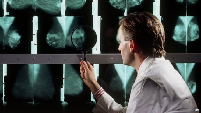 Доктор, анализирующий мамограммы