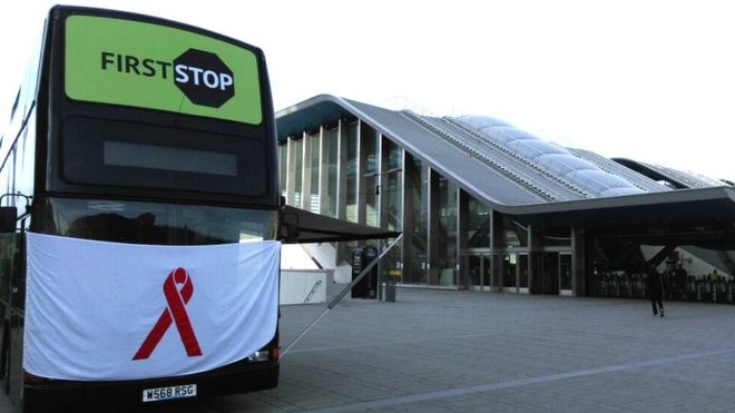 Автобус для тестирования на ВИЧ возле станции Рединг