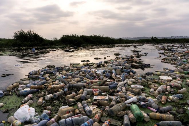 Botellas contaminando un rÃ­o.