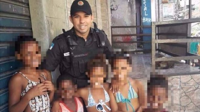 Foto do soldado Filipe de Mesquita ao lado de crianças