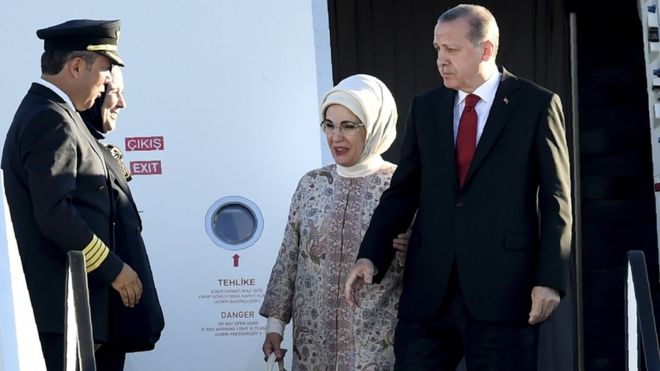 Президент Эрдоган и его жена по прибытии, 6 июля 17