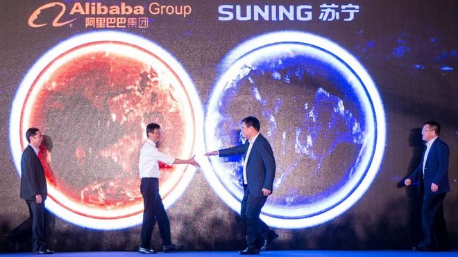Основатель и исполнительный председатель Alibaba Джек Ма (2-й слева) идет к председателю Suning Чжан Цзиньдуну (2nd R) на конференции, на которой объявляет о сотрудничестве двух компаний в Нанкине, провинции Цзянсу на востоке Китая. 10 августа 2015 года.