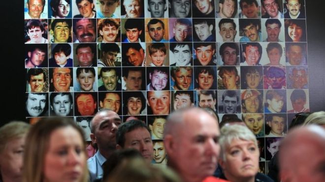 Фотографии 96 жертв катастрофы в Хиллсборо показаны на стене, когда члены семьи присутствуют на пресс-конференции кампании правосудия в Хиллсборо, 26 апреля 2016 года