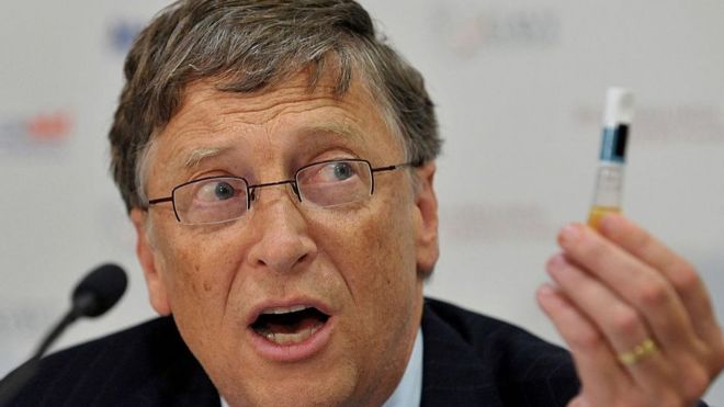 Bill Gates sostiene un vial con una vacuna