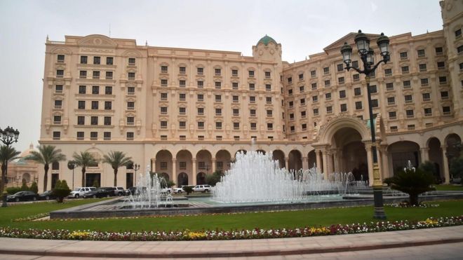 تحتجز السلطات السعودية أغلب المشتبه بهم في فندق "ريتز-كارلتون" الفخم بالعاصمة الرياض.