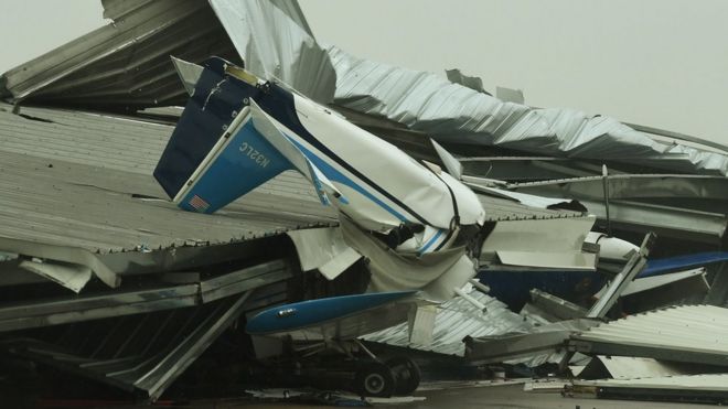Сильно поврежденный легкий самолет в его вешалке в аэропорту Рокпорта после сильного повреждения, когда ураган Харви обрушился на Рокпорт, штат Техас, 26 августа 2017 года.