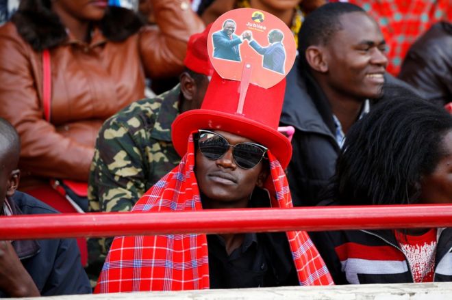 Мужчина ждет церемонии инаугурации Ухуру Кеньятты на стадионе Касарани в Найроби, Кения, 28 ноября